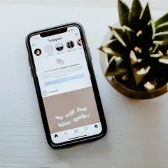 Jak zrobić tło do zdjęcia na Instagramie? Poradnik DIY i pro app!