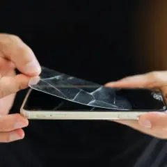 Usuń pęknięte szkło z aparatu telefonu zrób to sam bezpiecznie!