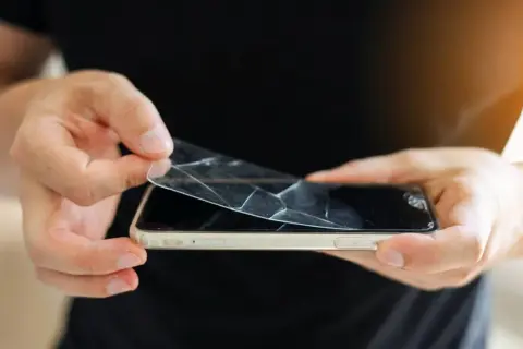 Usuń pęknięte szkło z aparatu telefonu zrób to sam bezpiecznie!