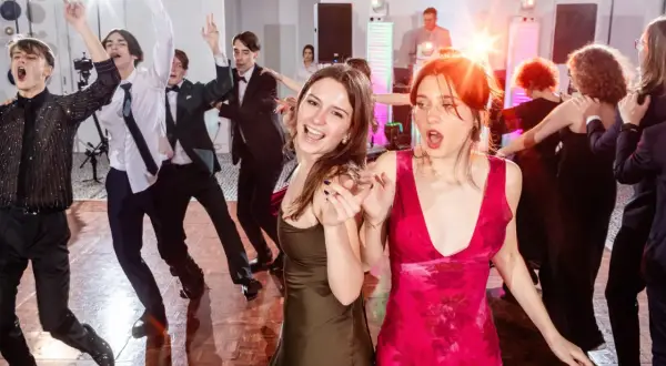 Fotograf na studniówkę: Ceny, pakiety i jak nie przepłacić?