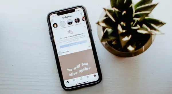 Jak zrobić tło do zdjęcia na Instagramie? Poradnik DIY i pro app!