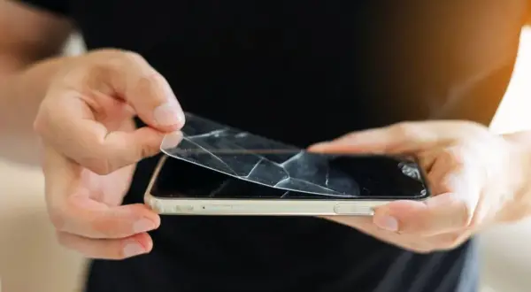 Usuń pęknięte szkło z aparatu telefonu zrób to sam bezpiecznie!