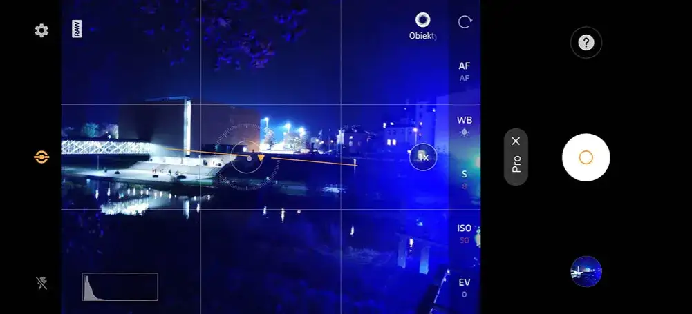 ekran telefonu z ustawieniami trybu Pro do zdjęć nocnych