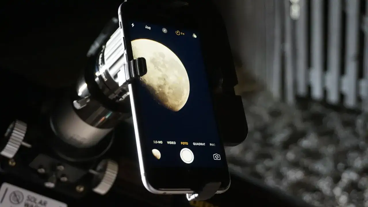 iPhone na statywie fotografujący Księżyc