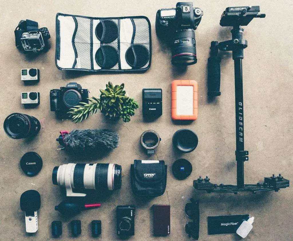 Sprzęt fotograficzny z zapasowym aparatem